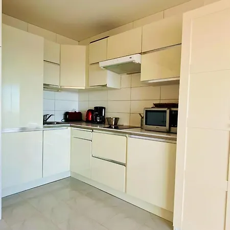 Studio With Swimming Pool On The Waterfront 아파트 *